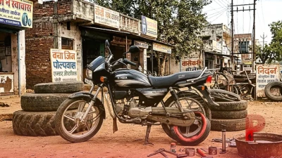सीधी के छोटेलाल साकेत का कमाल: बिना पहिया खोले 5 मिनट में बनाते हैं ट्यूब का पंचर