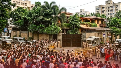 बम की धमकी और खराब सेहत को मात देकर जलसा के बाहर फैंस से मिले अमिताभ बच्चन