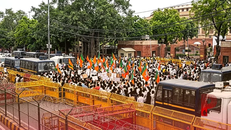 पीएम मोदी के पिता पर मल्लिकार्जुन खरगे की टिप्पणी से मचा बवाल, बीजेपी का देशव्यापी प्रदर्शन शुरू