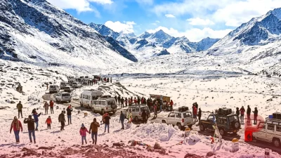 शिंकुला दर्रे का बर्फीला रोमांच, माइनस 8 डिग्री तापमान में भी सैलानियों की उमड़ी भीड़