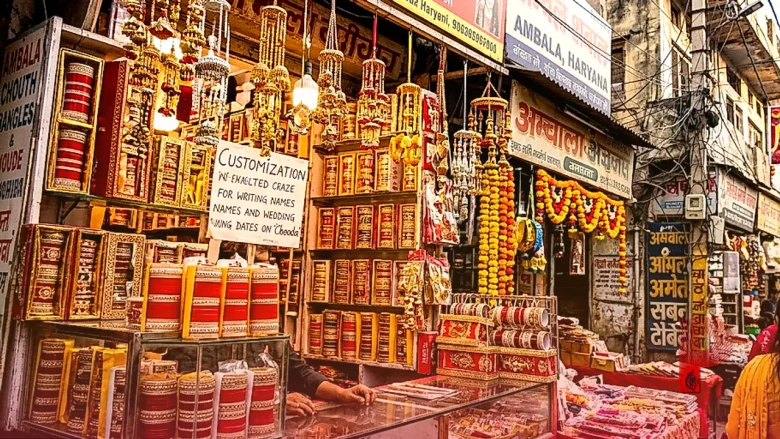 करवा चौथ पर अंबाला का बाजार हुआ गुलजार, चूड़ों पर नाम और शादी की तारीख लिखवाने का बढ़ा क्रेज