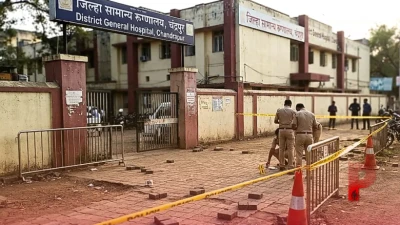 चंद्रपुर में खौफनाक वारदात: जिला अस्पताल के बाहर युवक का पेवर ब्लॉक से सिर कुचलकर कत्ल