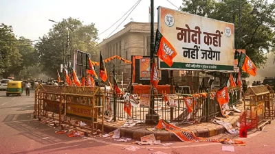मल्लिकार्जुन खरगे की टिप्पणी पर सियासी संग्राम, बीजेपी ने 'मोदी कहीं नहीं जाएगा' गीत से किया पलटवार