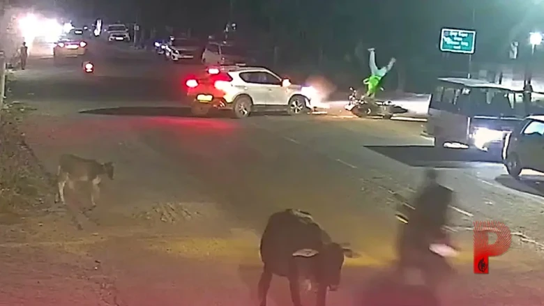 झुंझुनूं: बाइक और कार की जोरदार भिड़ंत, 7-8 फीट हवा में उछले छात्र, CCTV में कैद हुई रोंगटे खड़े कर देने वाली घटना