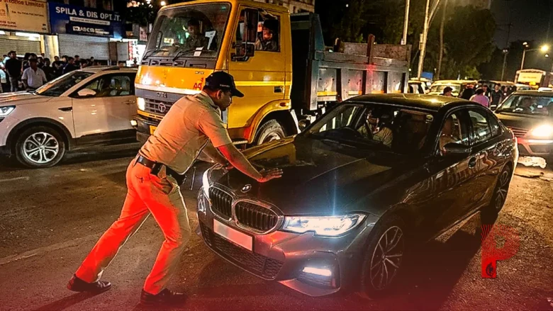 मुंबई के जुहू में महिला ने बीएमडब्ल्यू से ट्रैफिक कांस्टेबल को कुचलने की कोशिश की, पुलिस ने किया गिरफ्तार